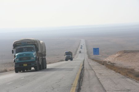 Deze vrachtwagens nemen de enige weg richting Irak