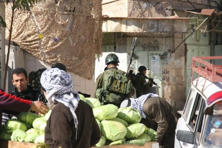 Erg dreigend al die militairen in Hebron, geen prettig gevoel