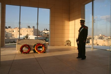 Het graf van Yasser Arafat in Rammallah, naast z&#039;n hoofdkwartier