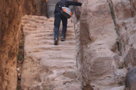 Pat beklimt een trap in Little Petra