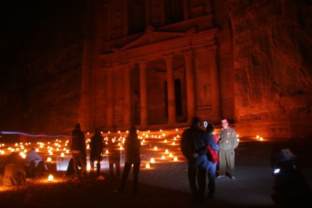 Petra by Night, een leuk avondje door de met kaarsjes verlichte kloof