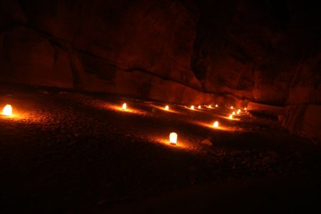 Petra by night is er voor toeristen, maar wel een aanrader hoor