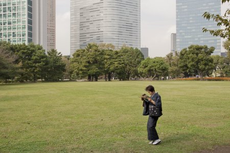 Dame in kimono in het Hama-Rikyu Teien park