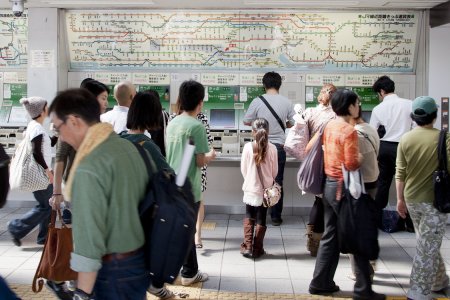 Drukte bij de ingang van een trein station