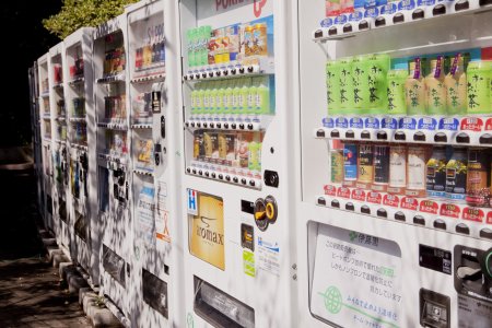 Op elke 100 meter vind je vending machines - frisdrank automaten