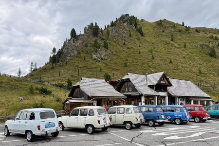 Renault 4 auto'tjes zijn blijkbaar ook geschikt voor de Alpenweg