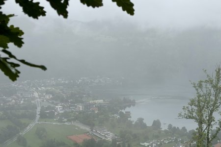 Uitzicht op Döbriach aan de Millstattersee bij regenachtig weer