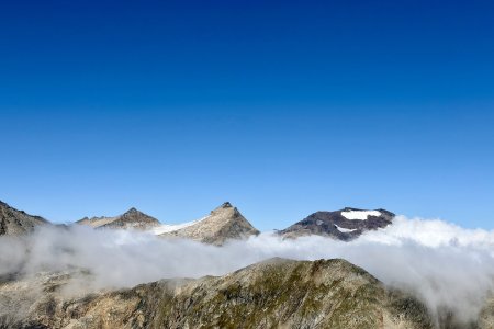 Wolken komen af en aan op 3000 meter