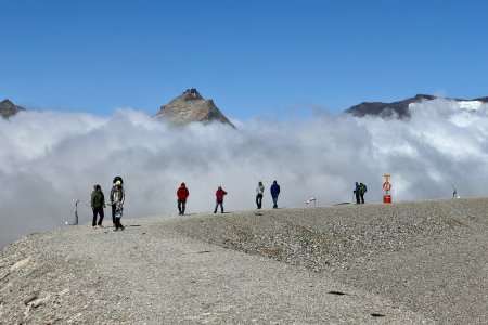 Mensen wandelen in dikke kleding rond de Eissee