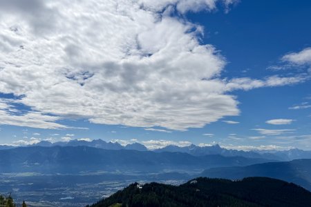 Over de hele horizon zien we alleen maar hoge bergpieken