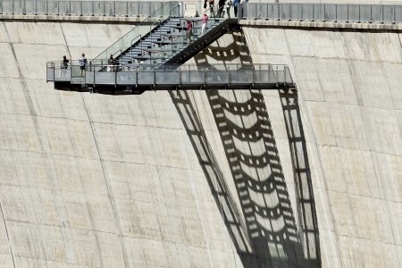 Uitzicht platform met glazen bodem op 200 meter hoogte