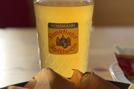 Een apfelwein (cider) in een retro glas met de zon erop