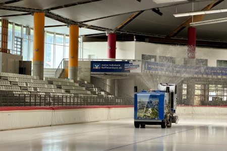 Het ijs wordt geprepareerd op de schaatsbaan van Inzell