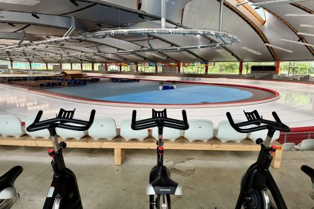 Hier kunnen schaatsers uit fietsen in de Max Aicher arena