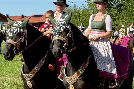 Paarden en mensen zitten klaar voor de Michaeliritt in Inzell