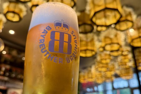 Een biertje bij de noodle soep in Bayreuth