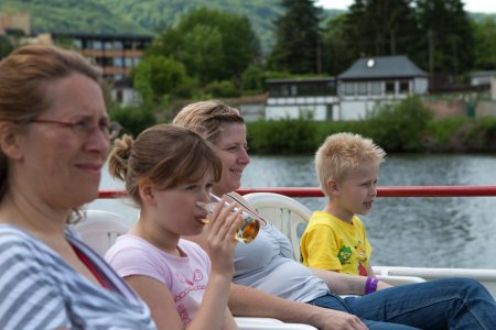 Syl, Lisa, Syl en Sam op de rondvaartboot bij Bernkaste