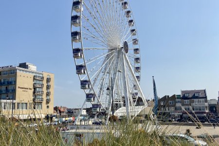 Reuzenrad Bella Vista op de Koningin Wilhelmina Boulevard in Noordwijk