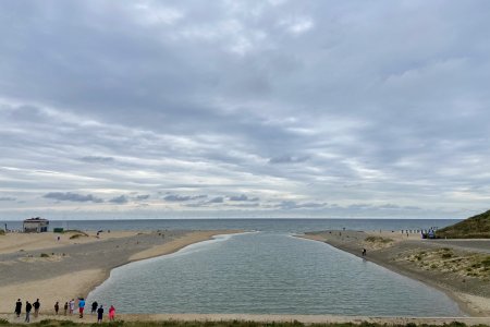 De Oude Rijn stroomt via het afwateringskanaal de Noordzee in