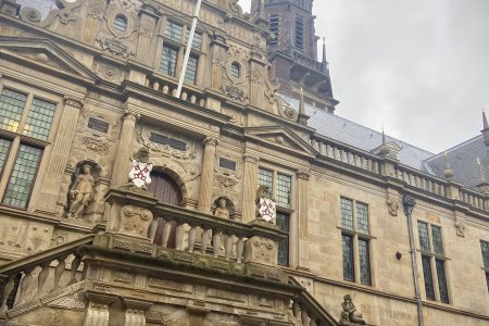 Het stadhuis van Leiden tussen de Breestraat en de Vismarkt