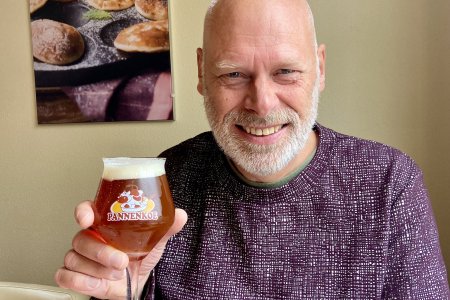 Pat drinkt een Pannenkoe bier bij de pannenkoek in Lisse