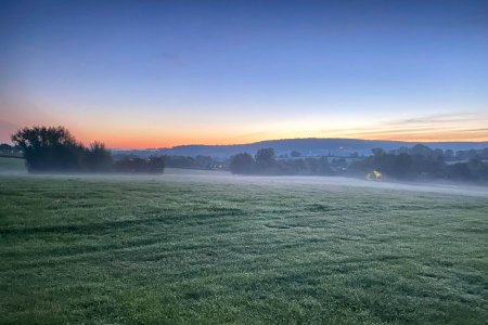 Camping Helberg met uitzicht over het Heuvelland in de ochtend