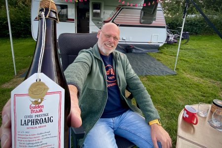 We delen een biertje op de camping