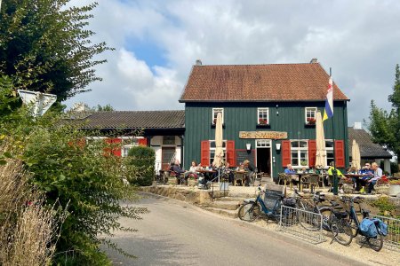 Herberg de Smidse, hier zitten altijd mensen op het terras