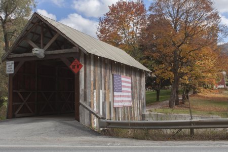 Een covered bridge naar een prive farm