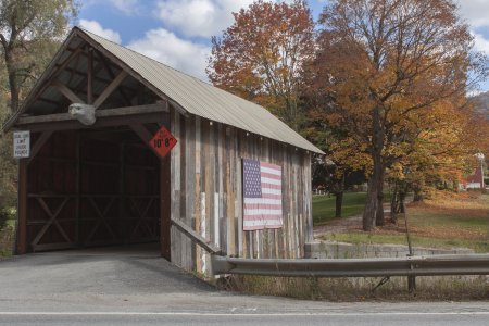 Een covered bridge naar een prive farm