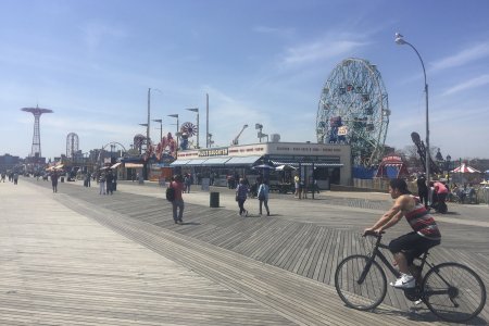 Coney Island met zijn boardwalk en het pretpark