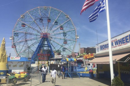 Het wonder wheel, de bakjes rijden binnenin het wiel op een rails