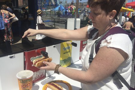 Syl maakt de hotdog helemaal af