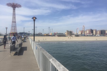 Uitzicht op Coney Island vanaf de pier