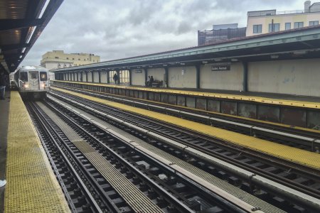 Ons station boven Gates Avenue in Brooklyn