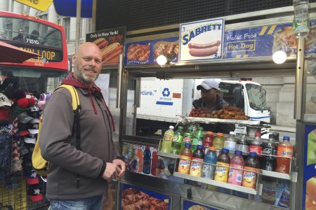 Klassiekertje; een hotdog op straat kopen