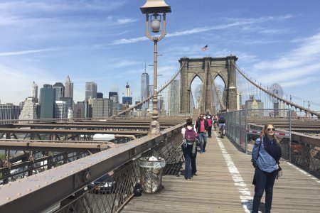 De Brooklyn bridge, met op de achtergrond Manhattan