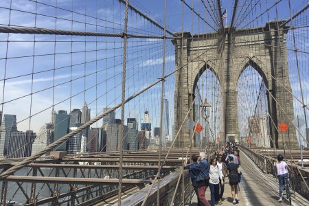 De Brooklyn bridge, met op de achtergrond Manhattan