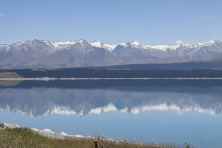 Mooie spiegeling van besneeuwde toppen in de lente