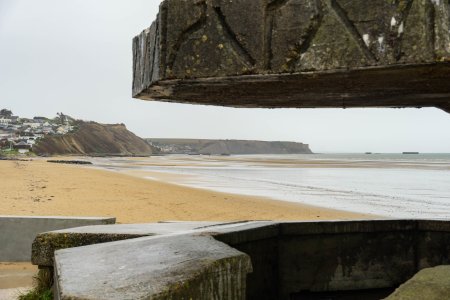 Uitzicht over de stranden en het klif van Arromanches-les-Bains