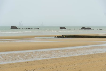 In de verte 2 reusachtige kranen op zee