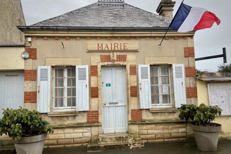 Een piepkleine Mairie ofwel stadhuis ergens onderweg