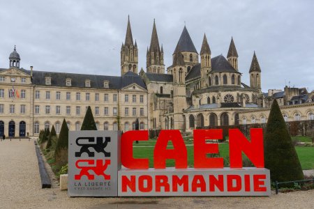 De gigantische kerk met de 7 torens in Caen