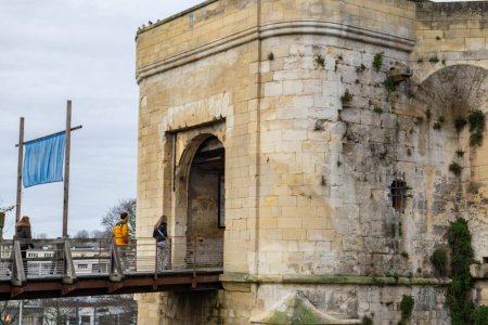 Mensen lopen over een hangbrug het kasteel van Caen in