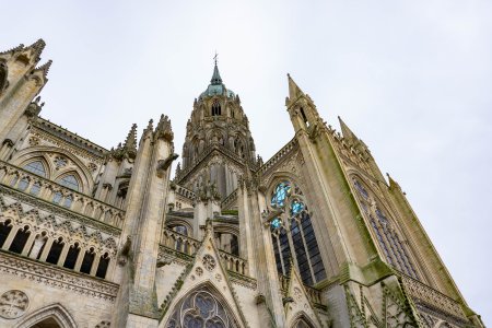 De bijzondere ramen van de kerk in Bayeux, aan de binnenkant hebben ze een andere kleur