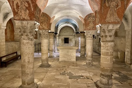 De crypte van de Notre-Dame van Bayeux stamt uit de 11e eeuw