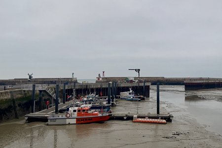 Bootjes liggen op de bodem in &#039;ons haventje&#039;