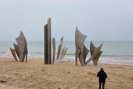 Een monument op landingsstrand Omaha Beach