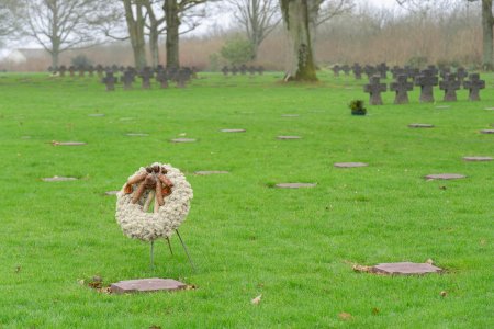 Een krans bij een van de vele graven