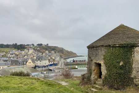 Uitzicht vanaf een klif op het dorp Port-en-Bessin-Huppain